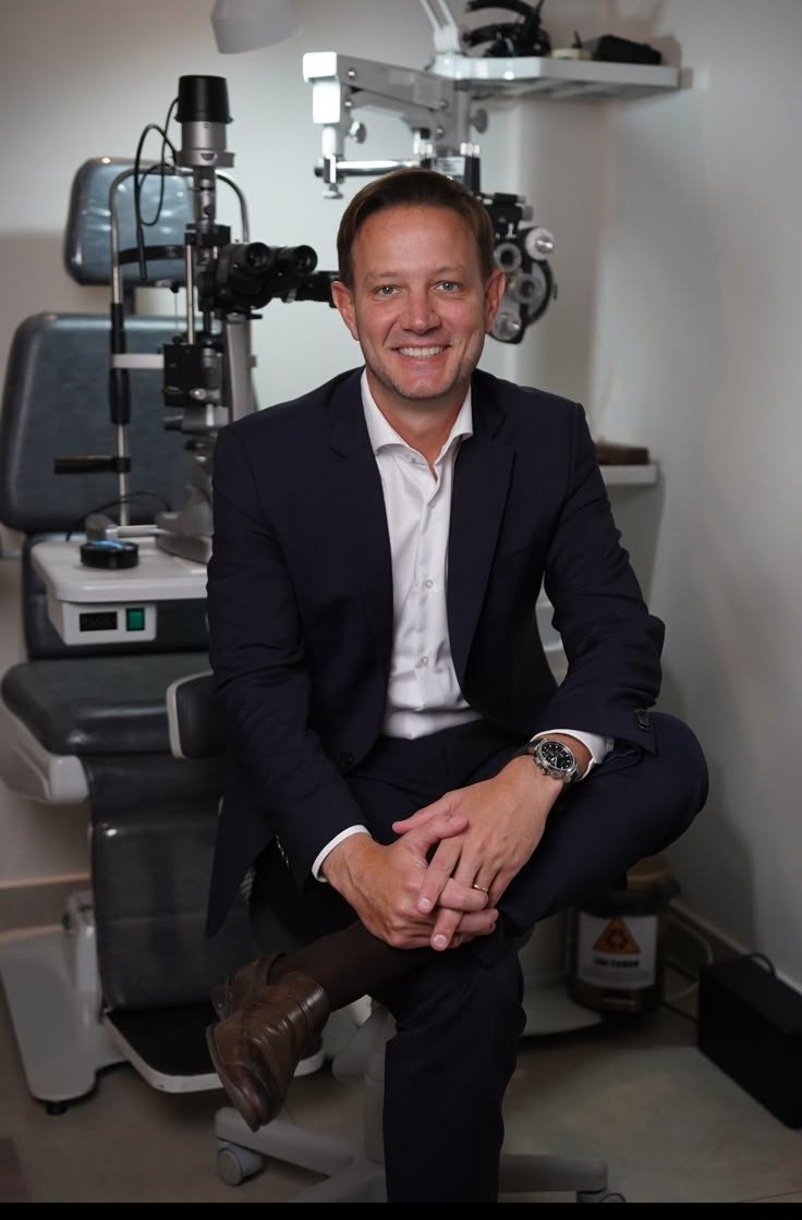 Dr. Filipe Gasparin em seu consultório de oftalmologia em Uberlândia