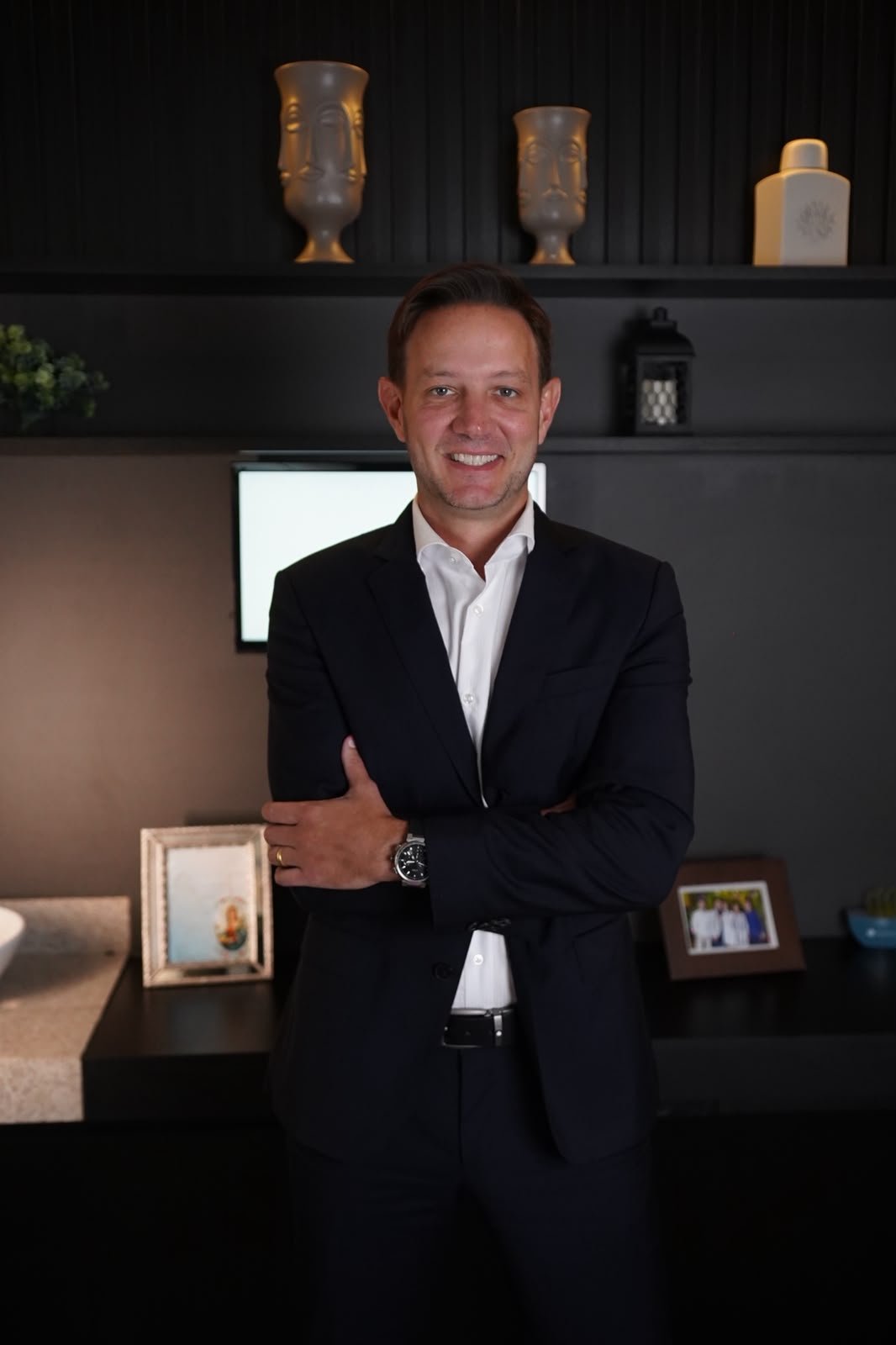 Dr. Filipe Gasparin em seu consultório de oftalmologia em Uberlândia
